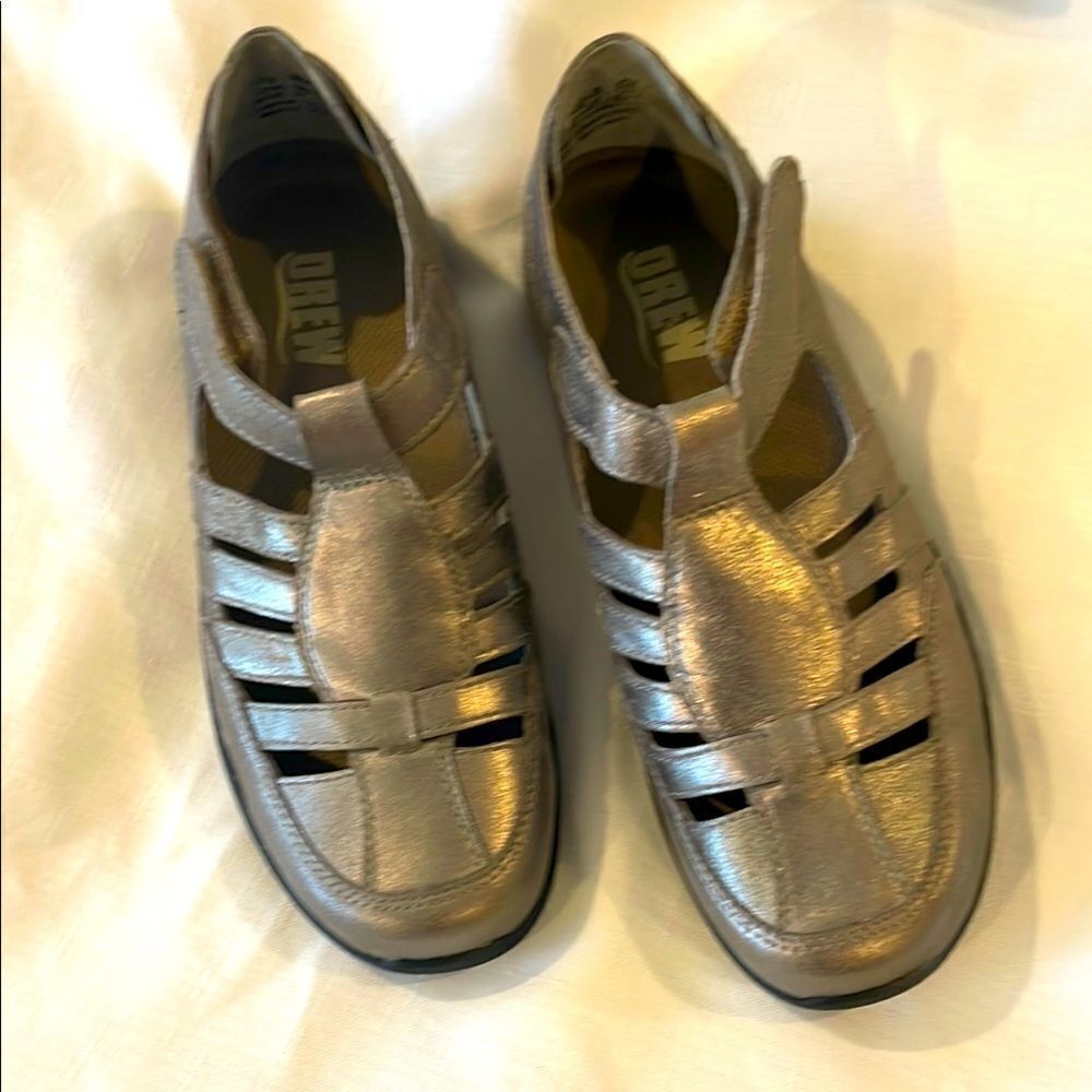 DREW PEWTER LEATHER FISHERMAN STYLE SANDALS.   NEW IN BOX